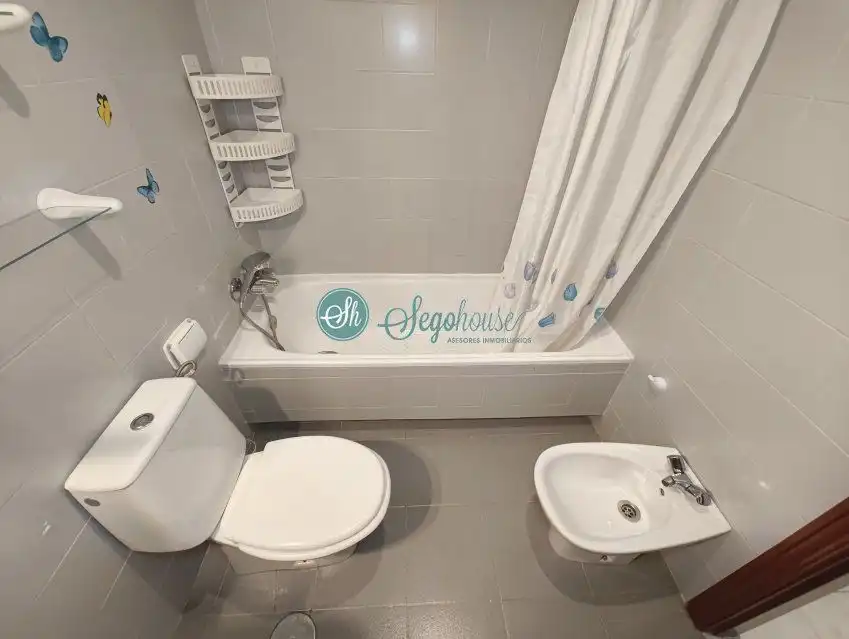 Baño de Piso en venta en Segovia con Calefacción y Terraza