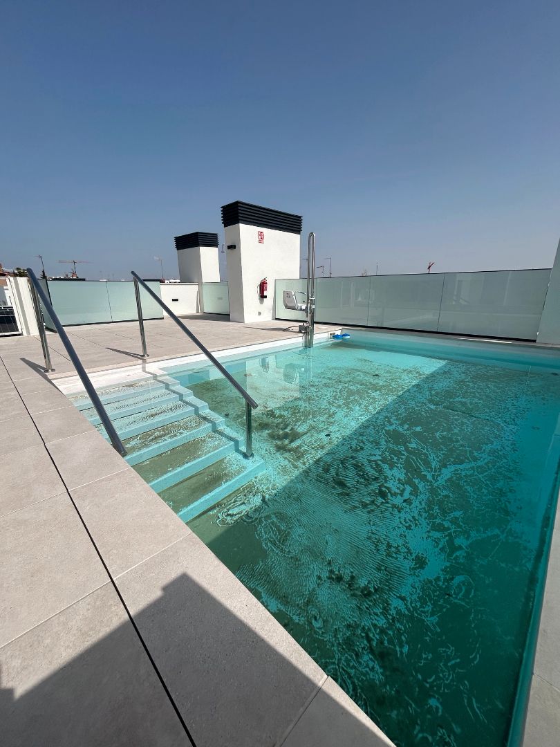 Swimming pool of Flat for rent in  Sevilla Capital  with Air Conditioner, Heating and Balcony