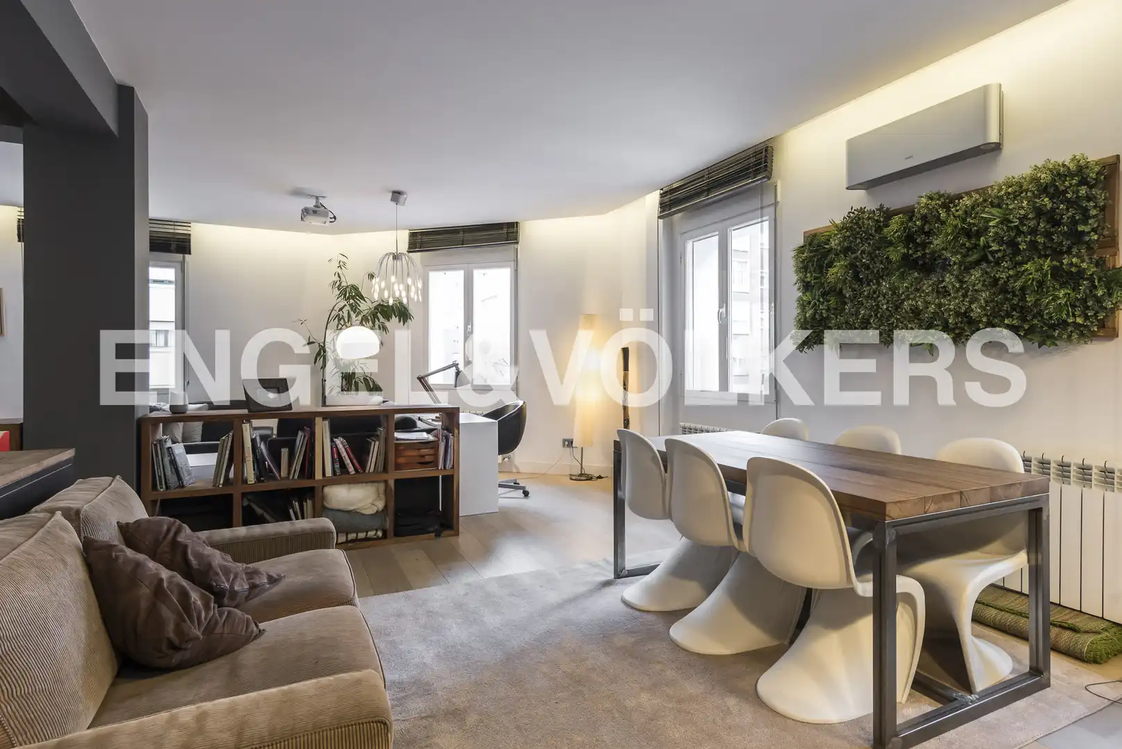 Living room of Flat for sale in Madrid  with Air Conditioner, Heating and Parquet flooring