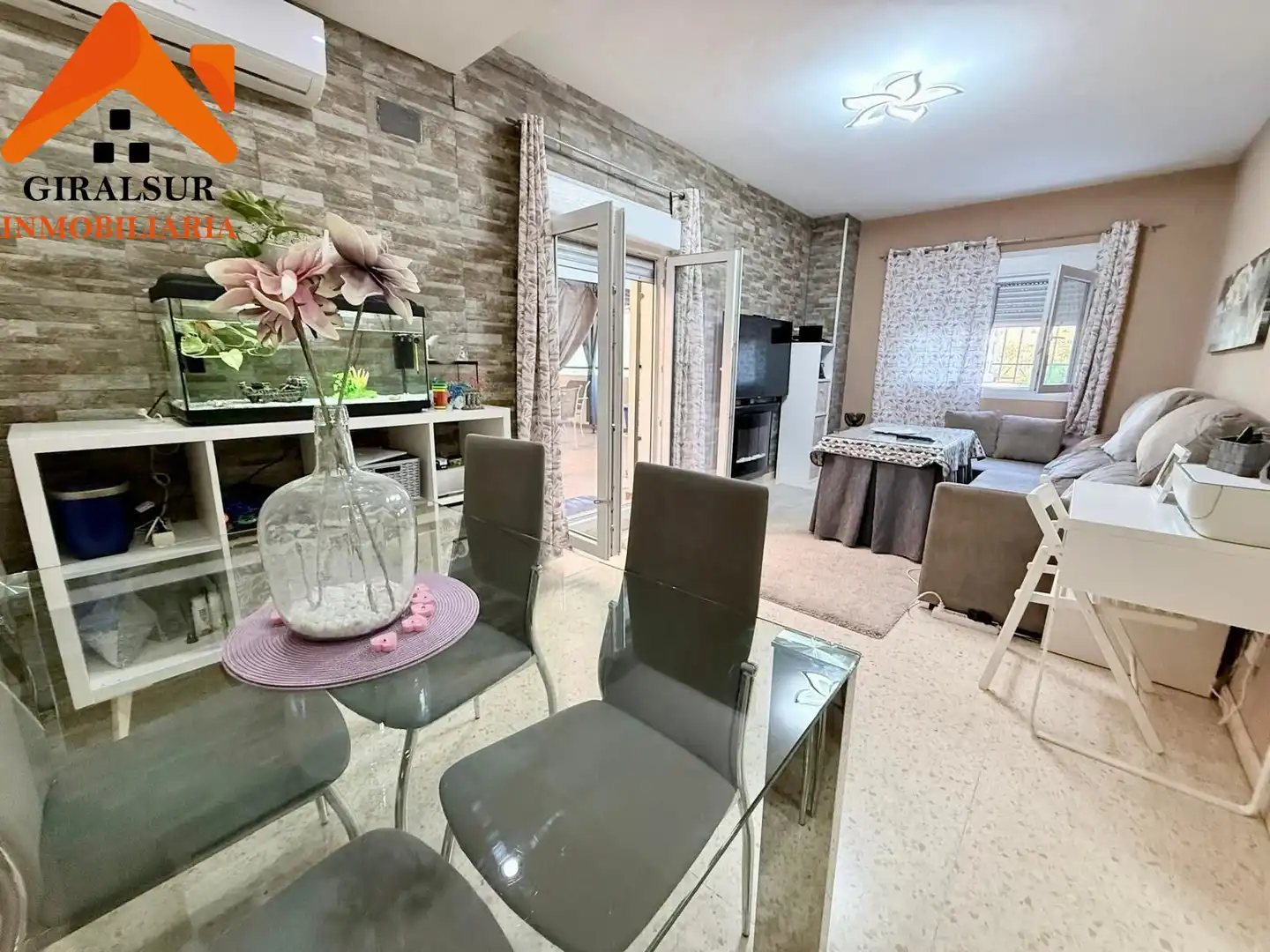 Living room of Flat for sale in Sevilla  with Air Conditioner, Terrace and Storage room