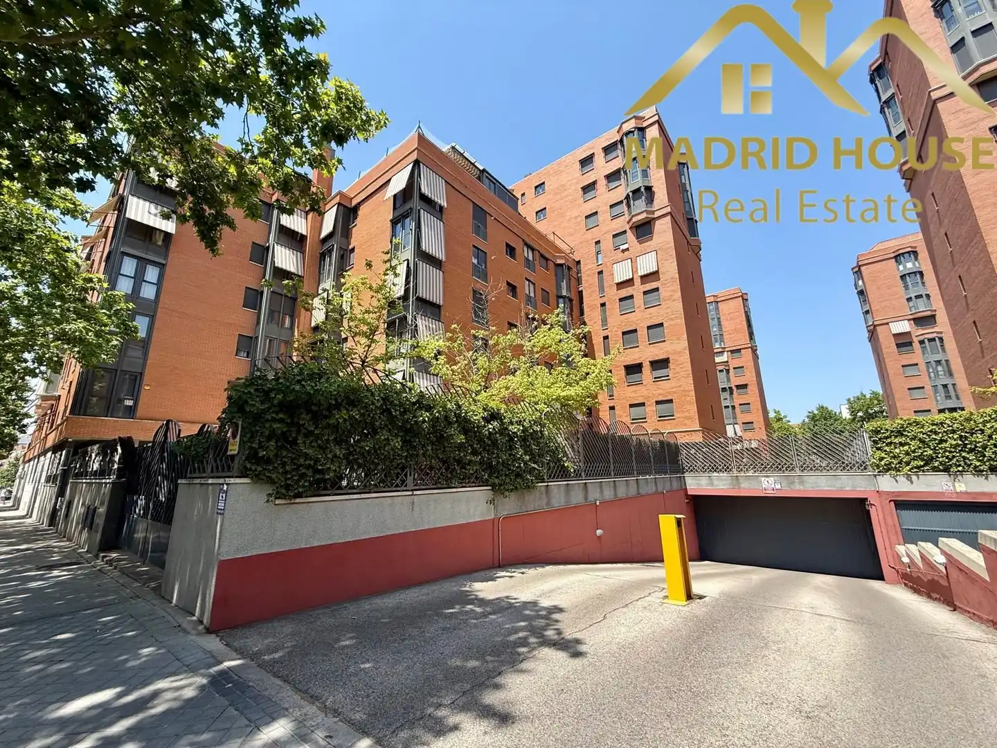 Vista exterior de Àtic en venda en Madrid amb Aire condicionat, Calefacció i Terrassa