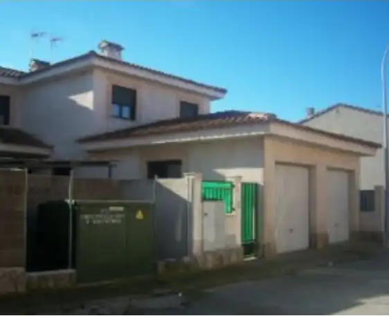 House for sale in Lucillos