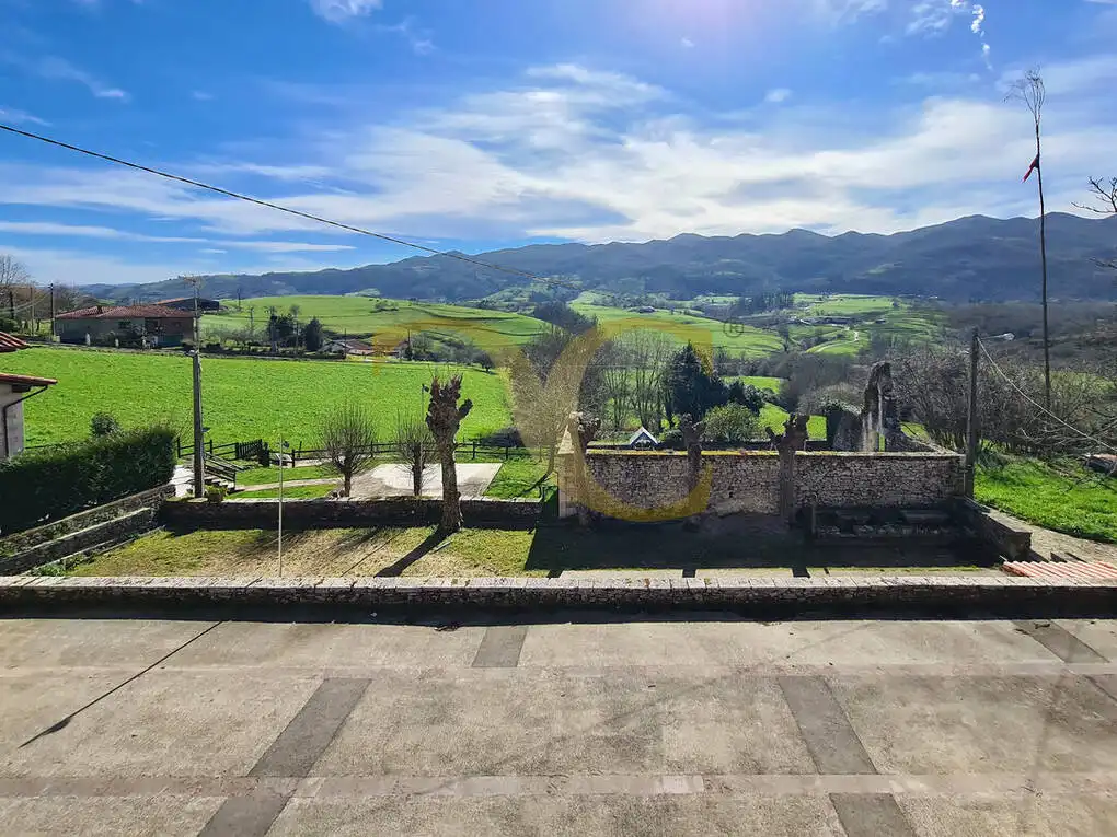 Vista exterior de Casa adosada en venda en Llanes amb Calefacció i Moblat