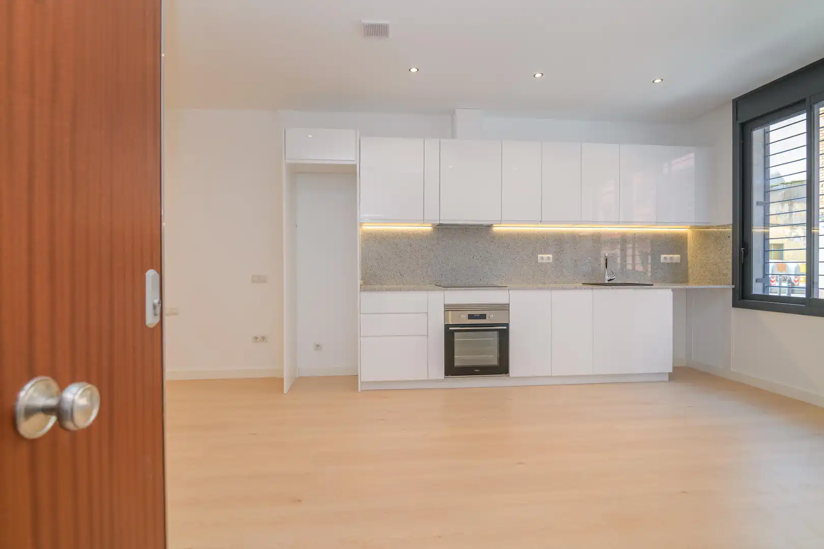 Flat with lift for sale in Carrer Victòria 95, imagen 3