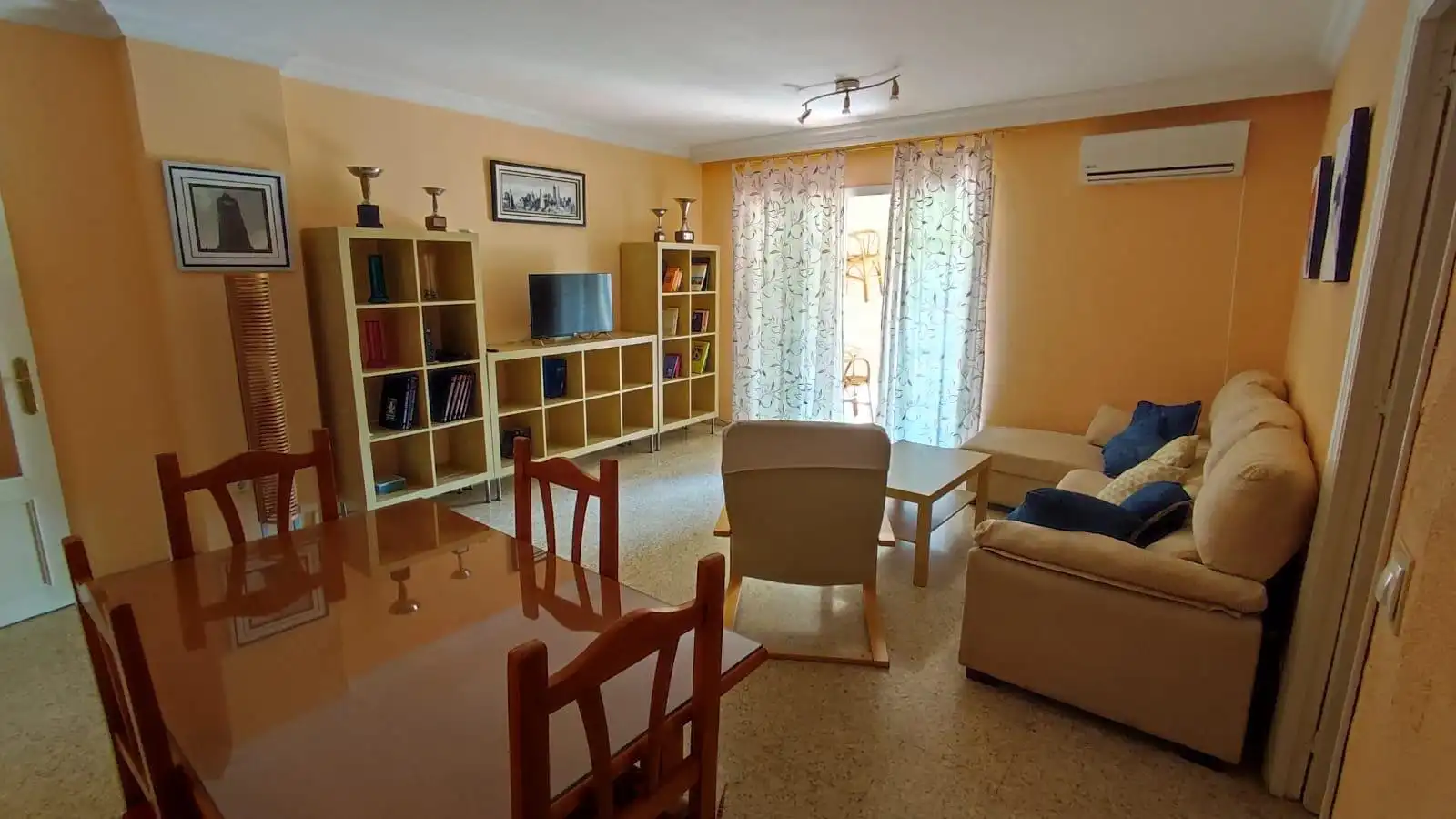 Living room of Flat for rent in Sevilla  with Air Conditioner and Furnished