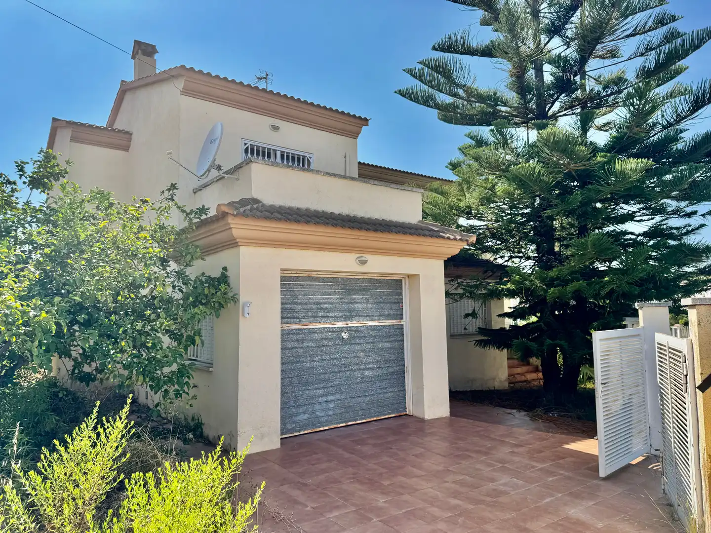 Vista exterior de Casa o xalet en venda en El Vendrell amb Jardí privat, Terrassa i Piscina