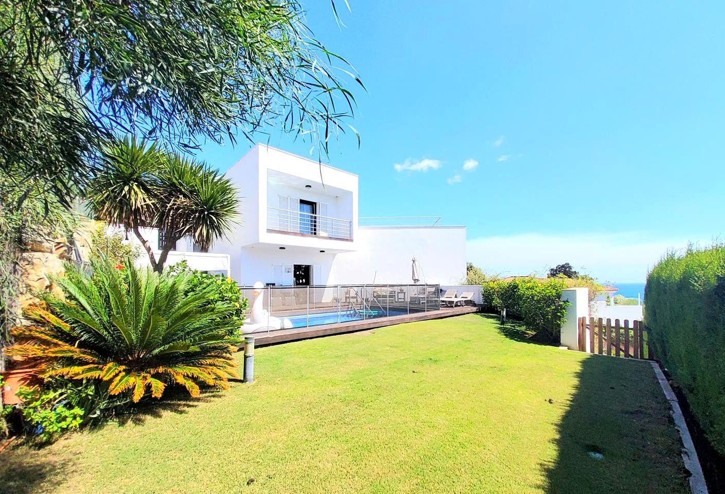 Vista exterior de Casa o xalet en venda en Sotogrande amb Aire condicionat, Jardí privat i Terrassa