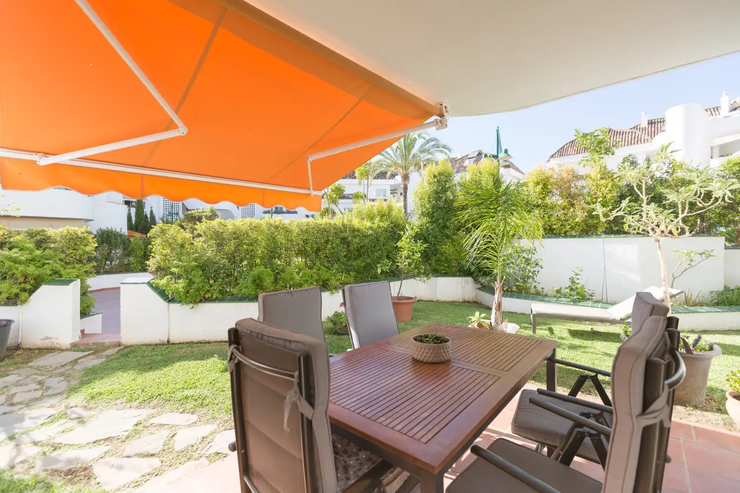 Terrasse von Wohnungen zum Verkauf in Marbella mit Klimaanlage, Privatgarten und Terrasse