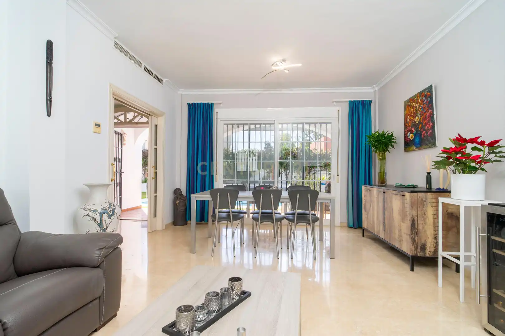 Vista exterior de Casa o xalet en venda en Fuengirola amb Aire condicionat, Jardí privat i Traster