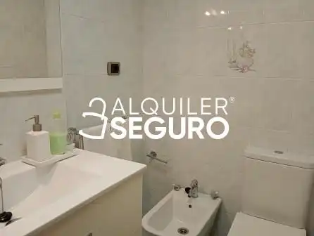 Baño de Piso de alquiler en Culleredo con Calefacción, Terraza y Trastero