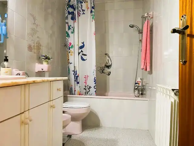Badezimmer von Einfamilien-Reihenhaus zum Verkauf in Badalona mit Heizung, Terrasse und Balkon