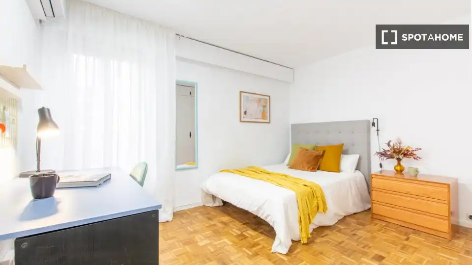Bedroom of Flat for share in Madrid  with Air Conditioner, Terrace and Furnished