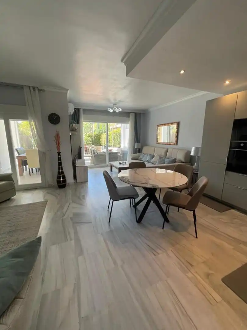 Sala d'estar de Casa adosada de lloguer en Marbella amb Aire condicionat, Jardí privat i Terrassa