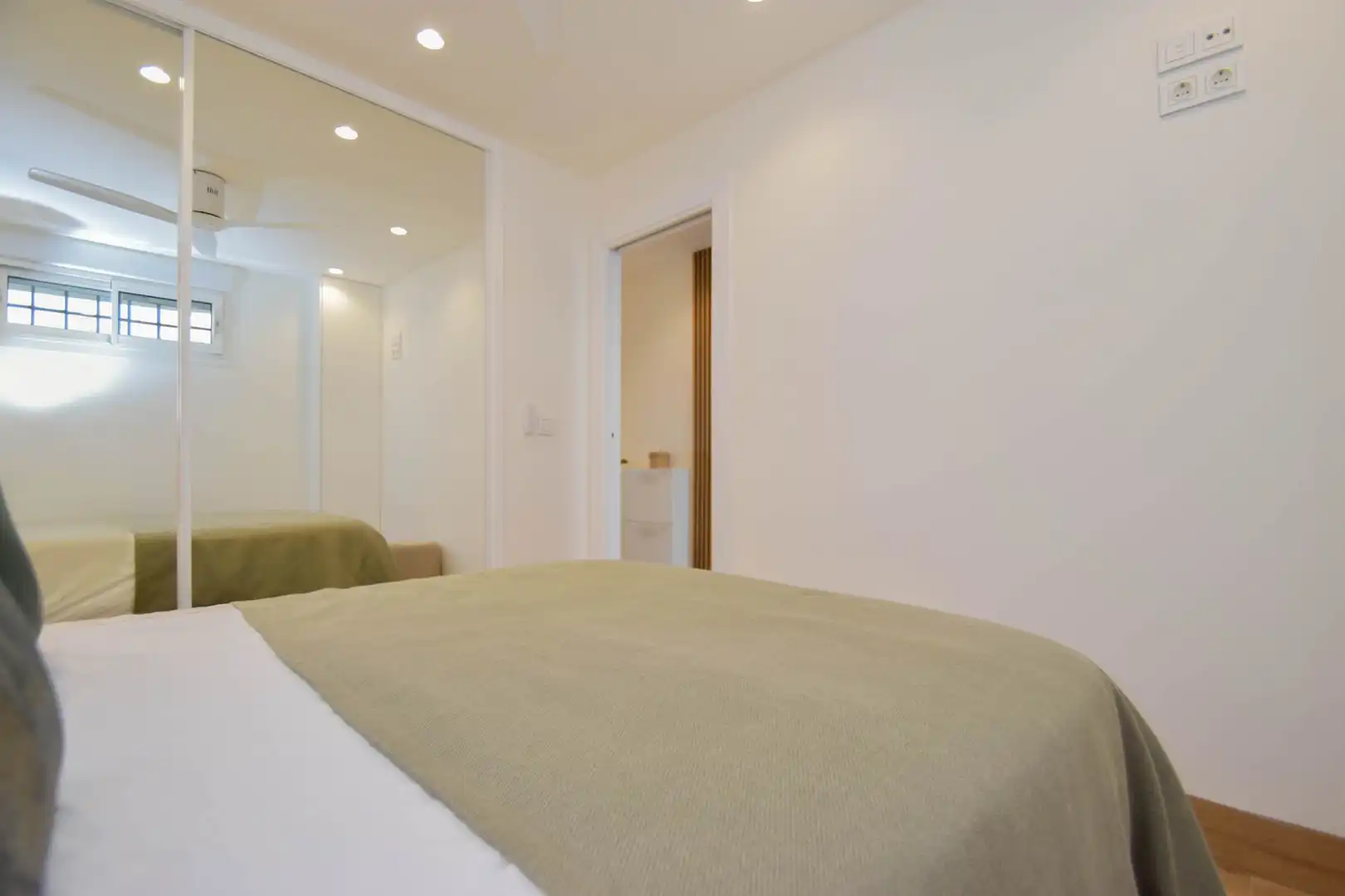 Bedroom of Flat for sale in Almuñécar  with Parquet flooring, Terrace and Furnished