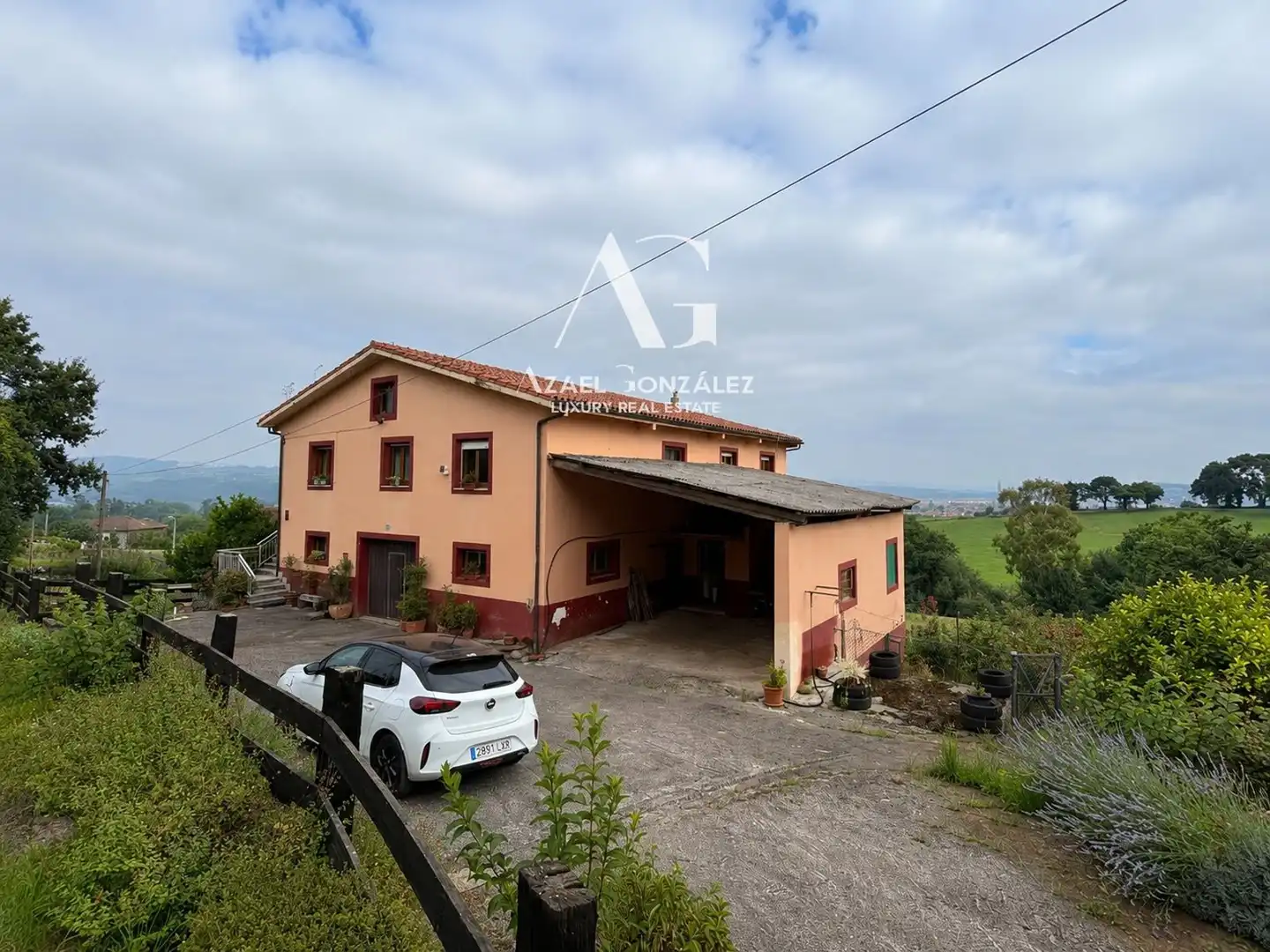 Vista exterior de Casa o xalet en venda en Torrelavega  amb Calefacció i Terrassa