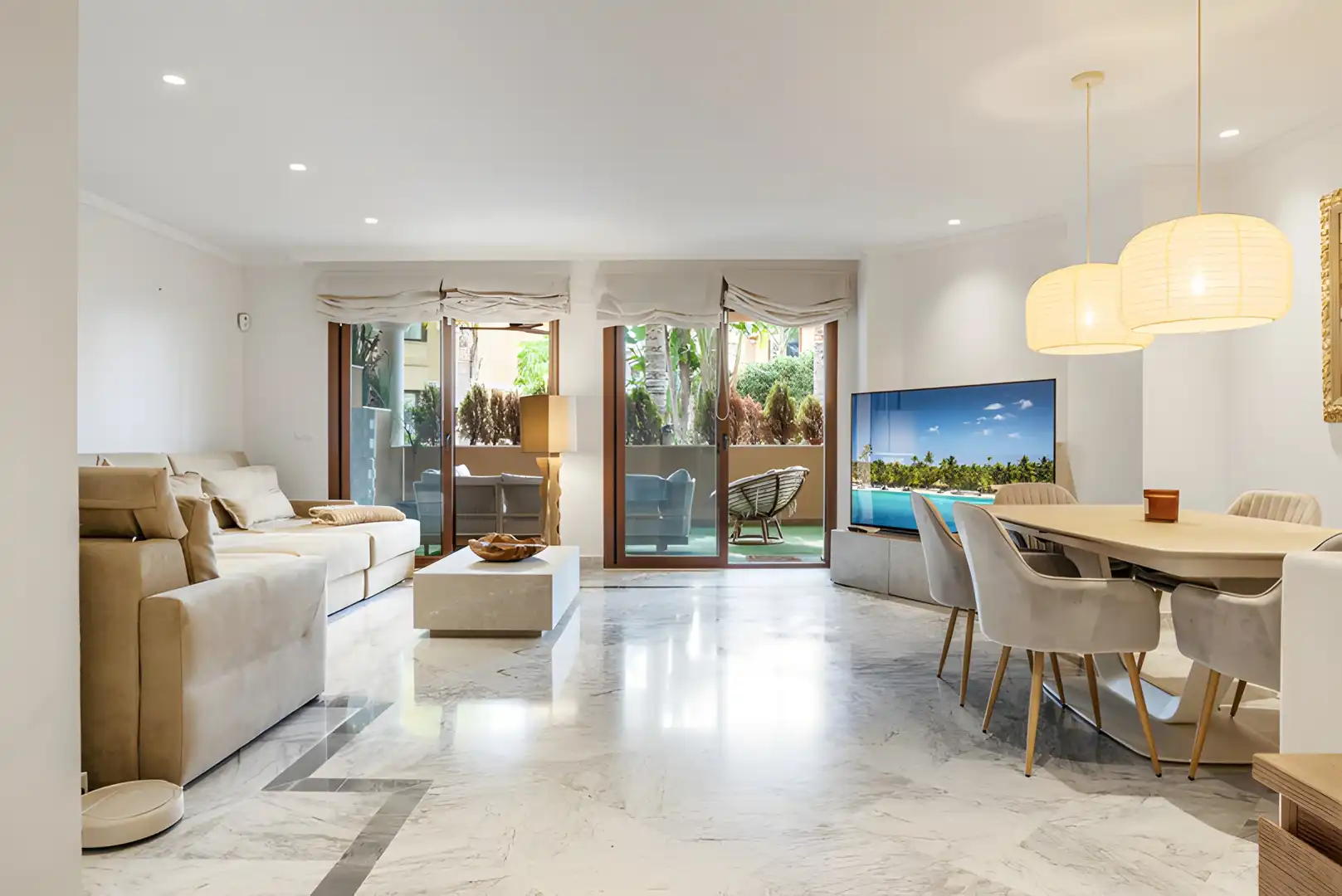 Wohnzimmer von Erdgeschoss zum Verkauf in Marbella mit Klimaanlage, Terrasse und Schwimmbad