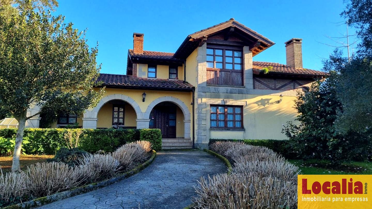 Vista exterior de Casa o xalet en venda en Alfoz de Lloredo amb Jardí privat i Piscina