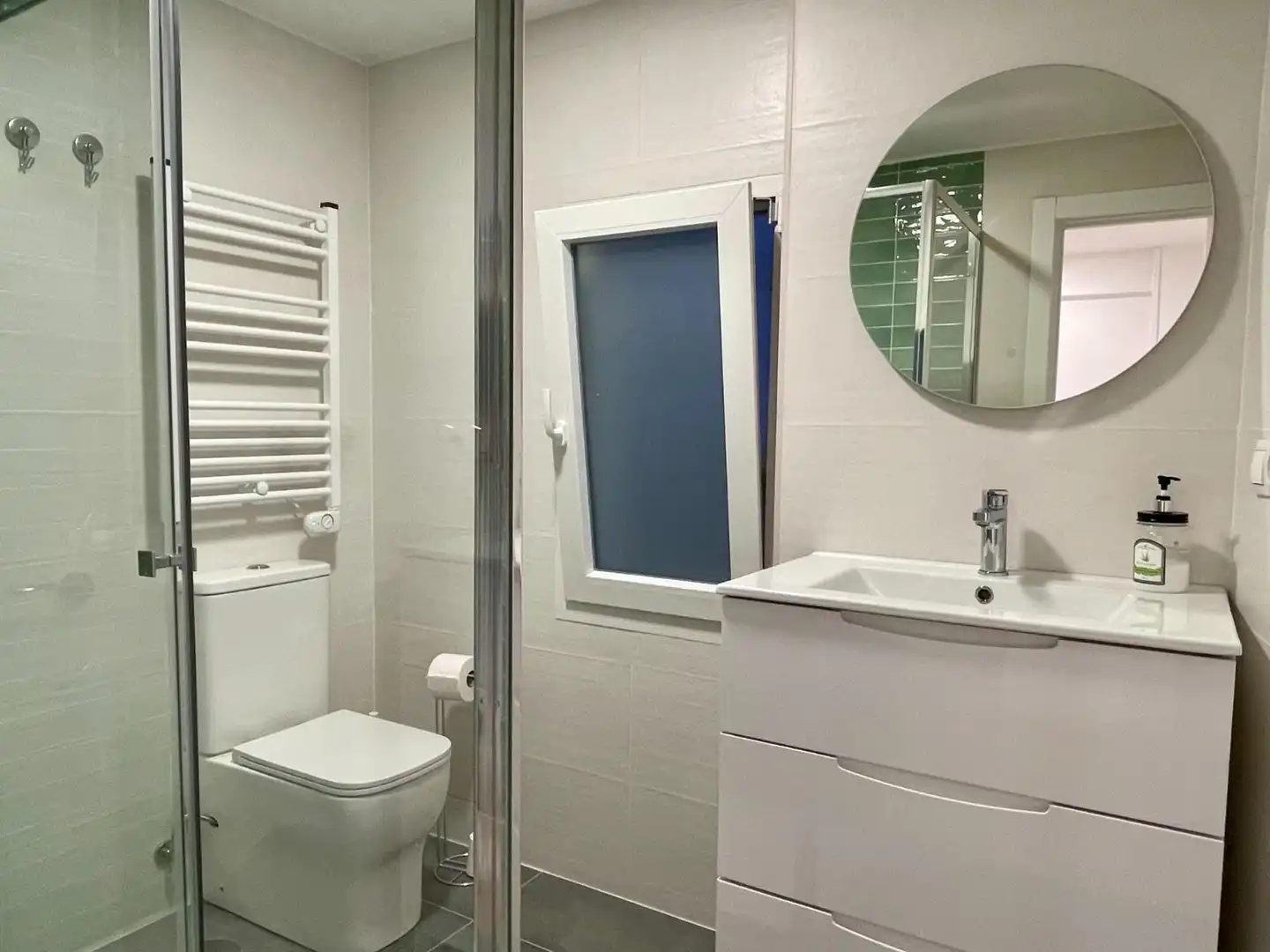 Baño de Piso de alquiler en Oviedo  con Amueblado
