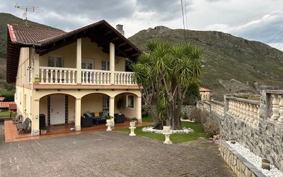 Vista exterior de Casa o xalet en venda en Castro-Urdiales amb Terrassa, Piscina i Balcó