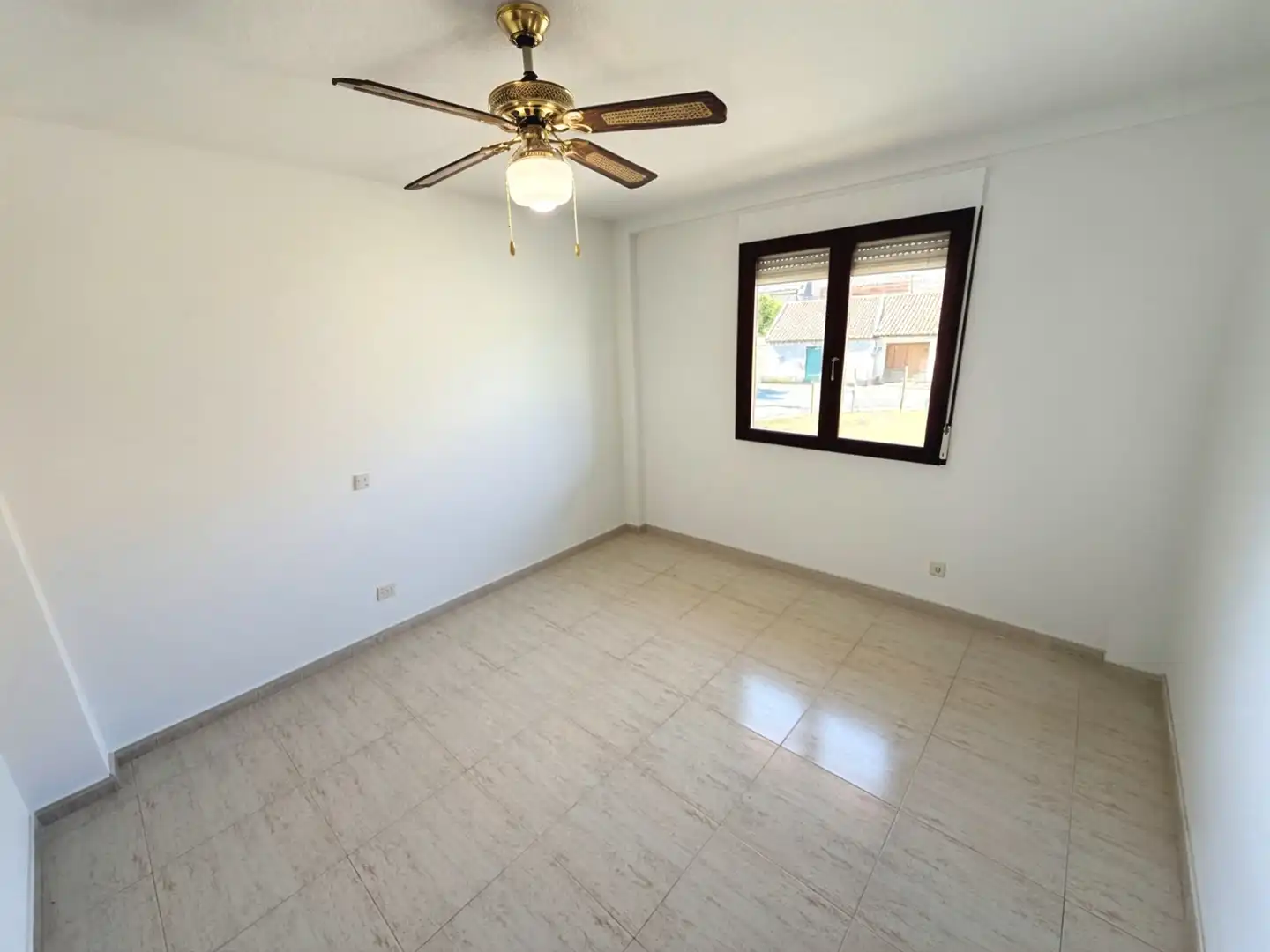 Habitación de Casa adosada en venta en Yunquera de Henares con Aire acondicionado, Calefacción y Jardín privado