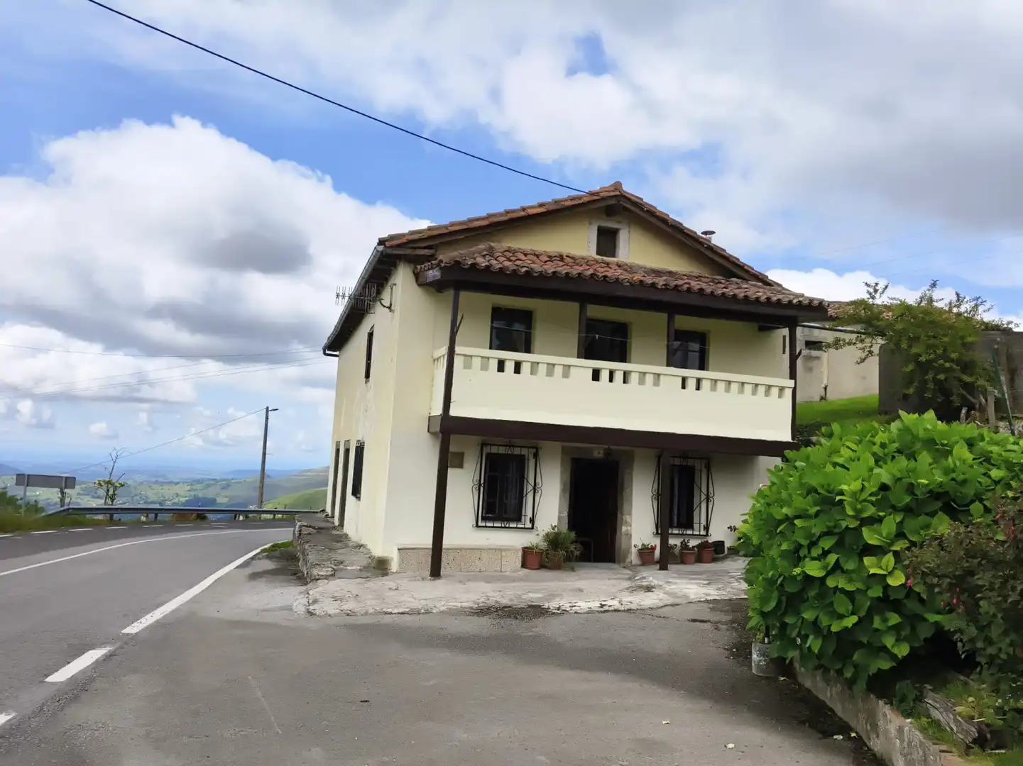 Vista exterior de Casa o xalet de lloguer en Riotuerto amb Traster i Balcó