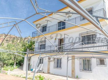 Casa rústica con balcón en venta en Comares