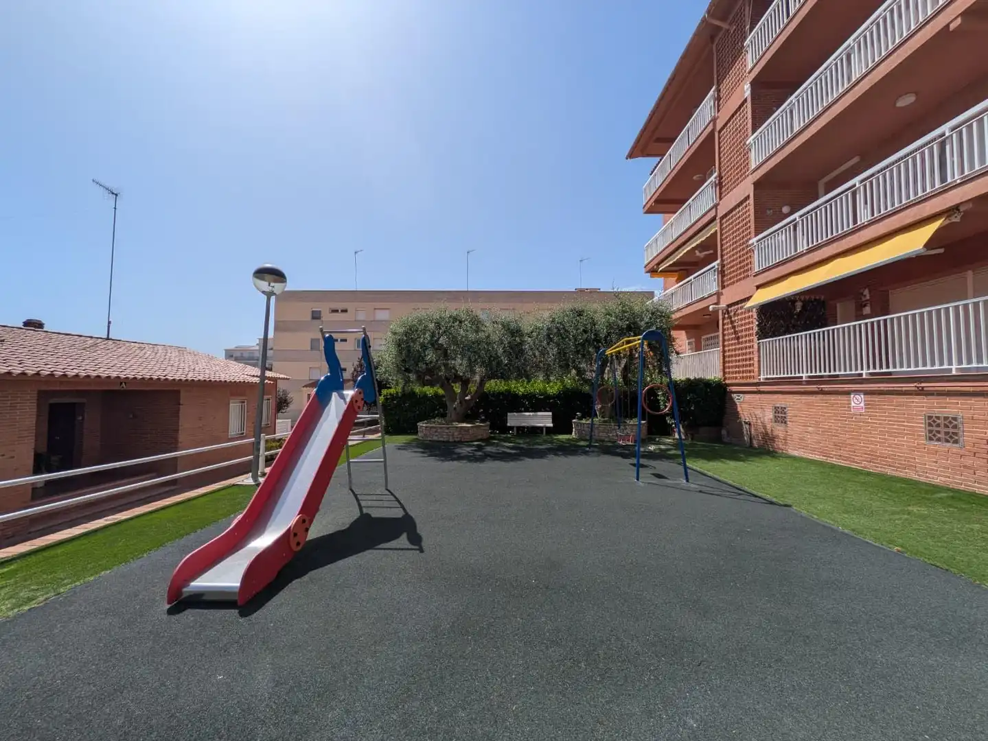 Aparcament de Àtic en venda en Roda de Berà amb Jardí privat, Traster i Piscina
