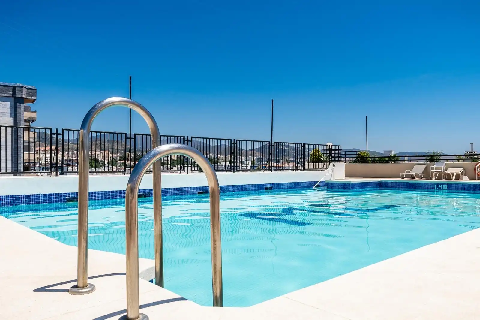 Piscina de Apartament en venda en Marbella amb Aire condicionat, Calefacció i Terrassa