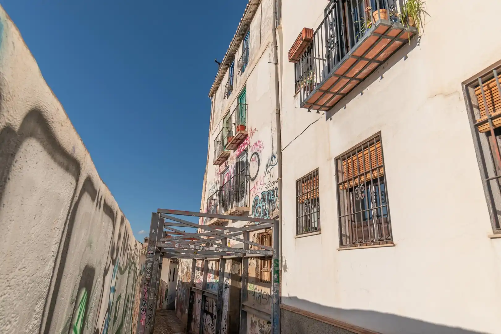 Vista exterior de Edificio en venta en Granada