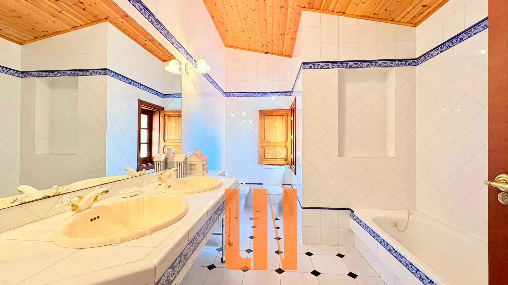 Baño de Finca rústica en venta en Oleiros con Calefacción, Jardín privado y Parquet
