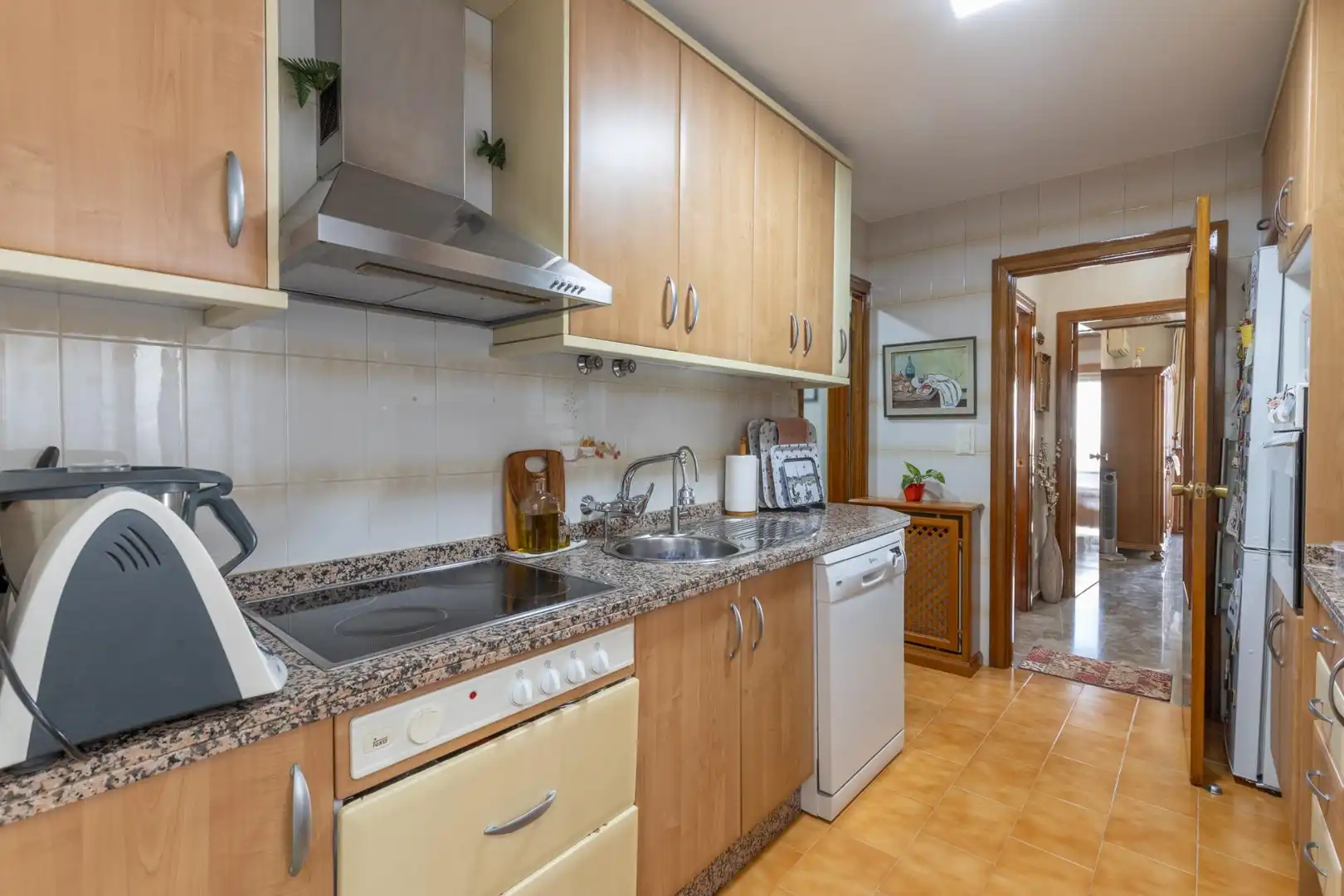 Küche von Wohnung zum Verkauf in Albolote mit Klimaanlage, Heizung und Balkon