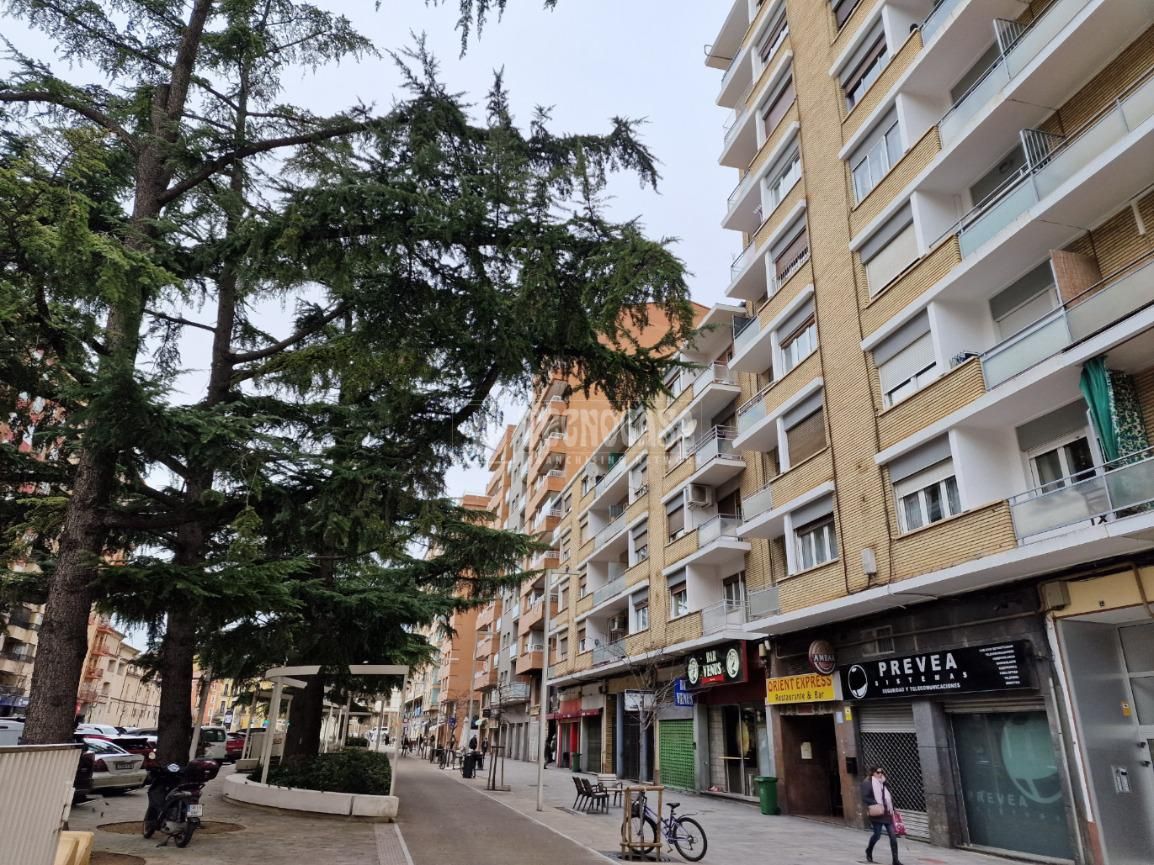 Vista exterior de Pis en venda en  Huesca Capital amb Calefacció i Traster