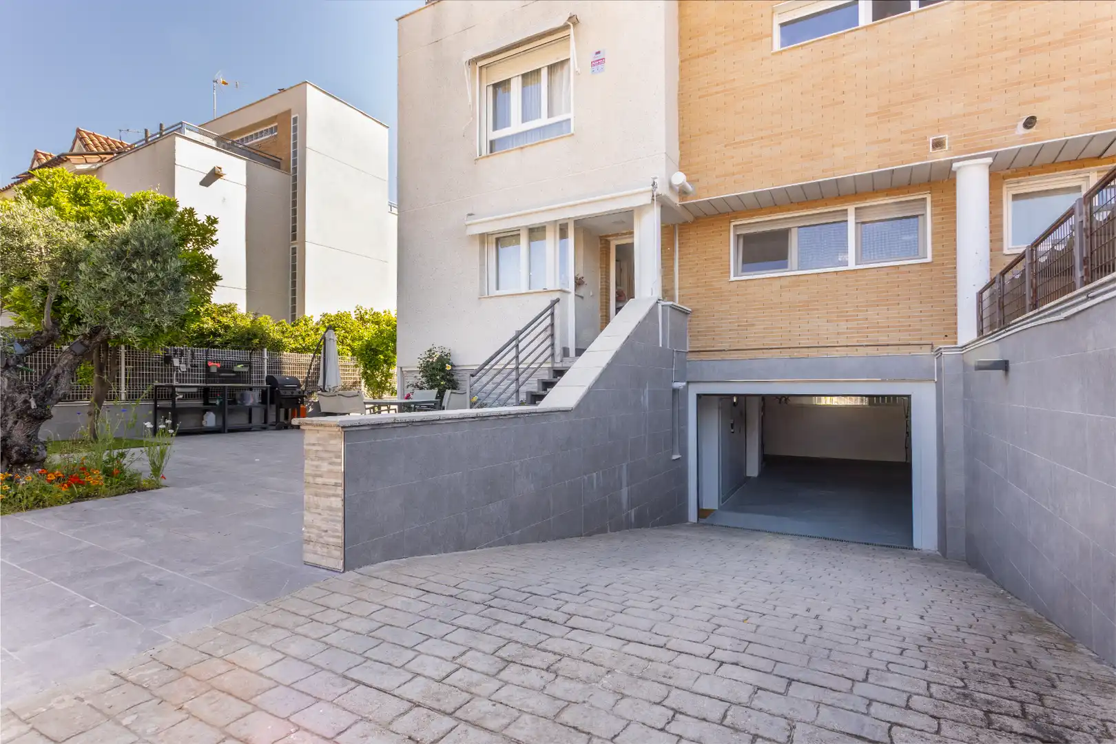 Exterior view of Houses for sale in Villanueva de la Cañada  with Air Conditioner, Heating and Private garden
