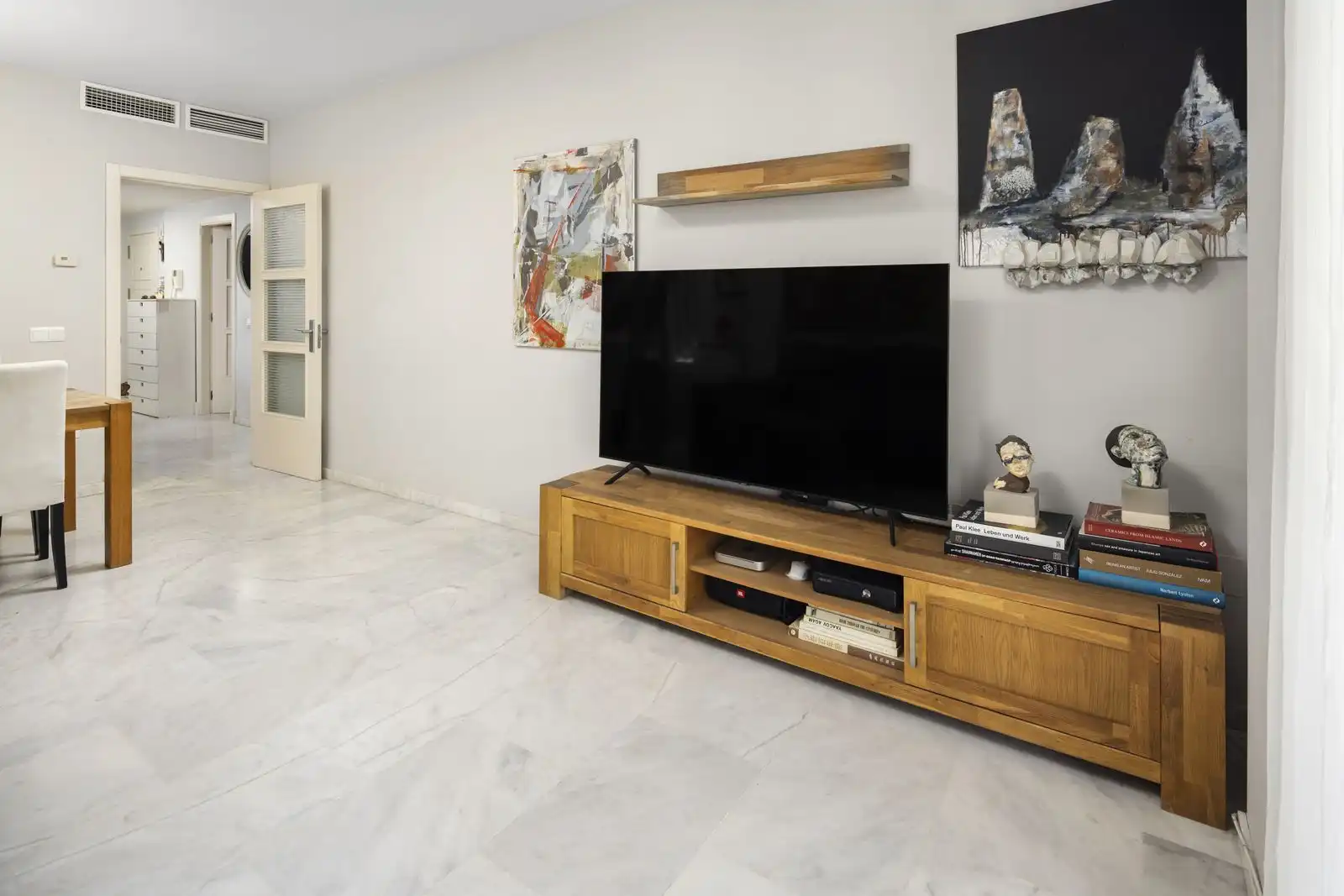 Wohnzimmer von Wohnungen zum Verkauf in Benalmádena mit Klimaanlage, Privatgarten und Terrasse