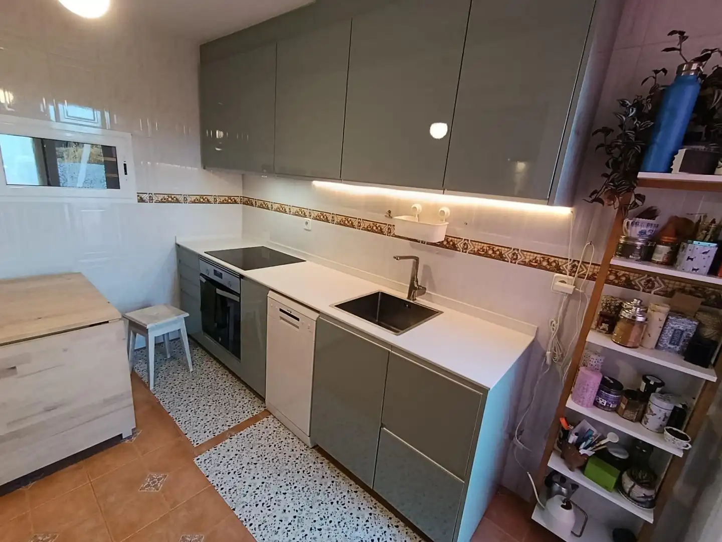 Cuina de Casa o xalet en venda en Avilés amb Calefacció, Terrassa i Traster