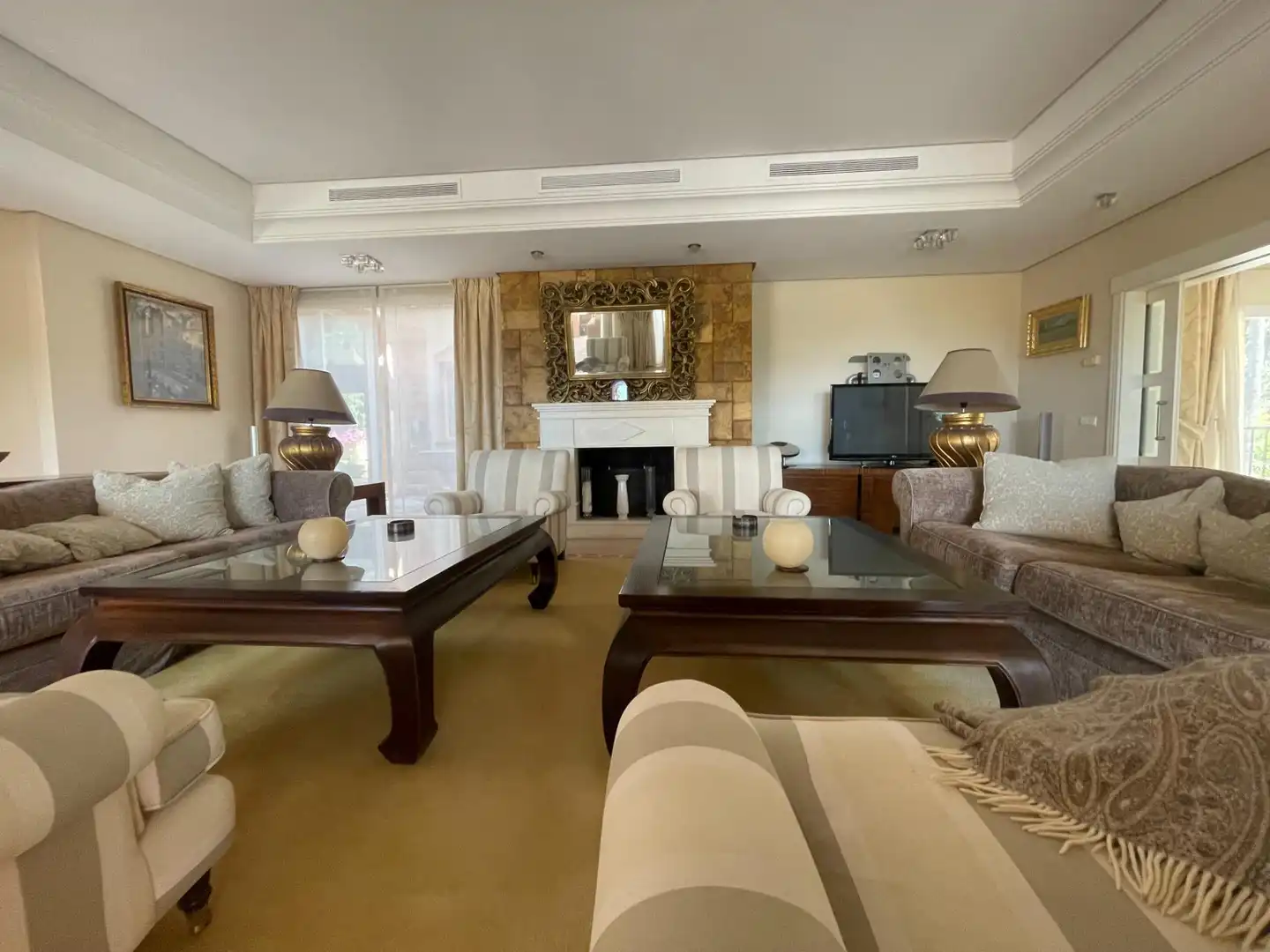 Sala d'estar de Casa o xalet en venda en Estepona amb Aire condicionat, Terrassa i Traster