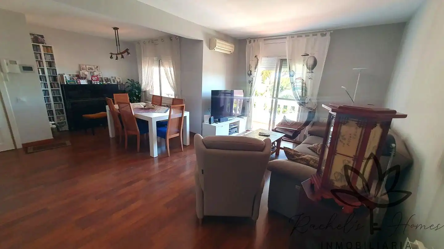 Wohnzimmer von Einfamilien-Reihenhaus zum Verkauf in Castelldefels mit Klimaanlage, Heizung und Privatgarten