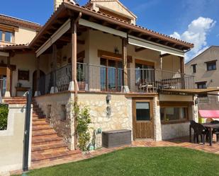 Vista exterior de Casa o xalet en venda en La Lastrilla  amb Terrassa i Piscina