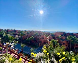 Vista exterior de Dúplex en venda en Estepona amb Aire condicionat, Terrassa i Traster