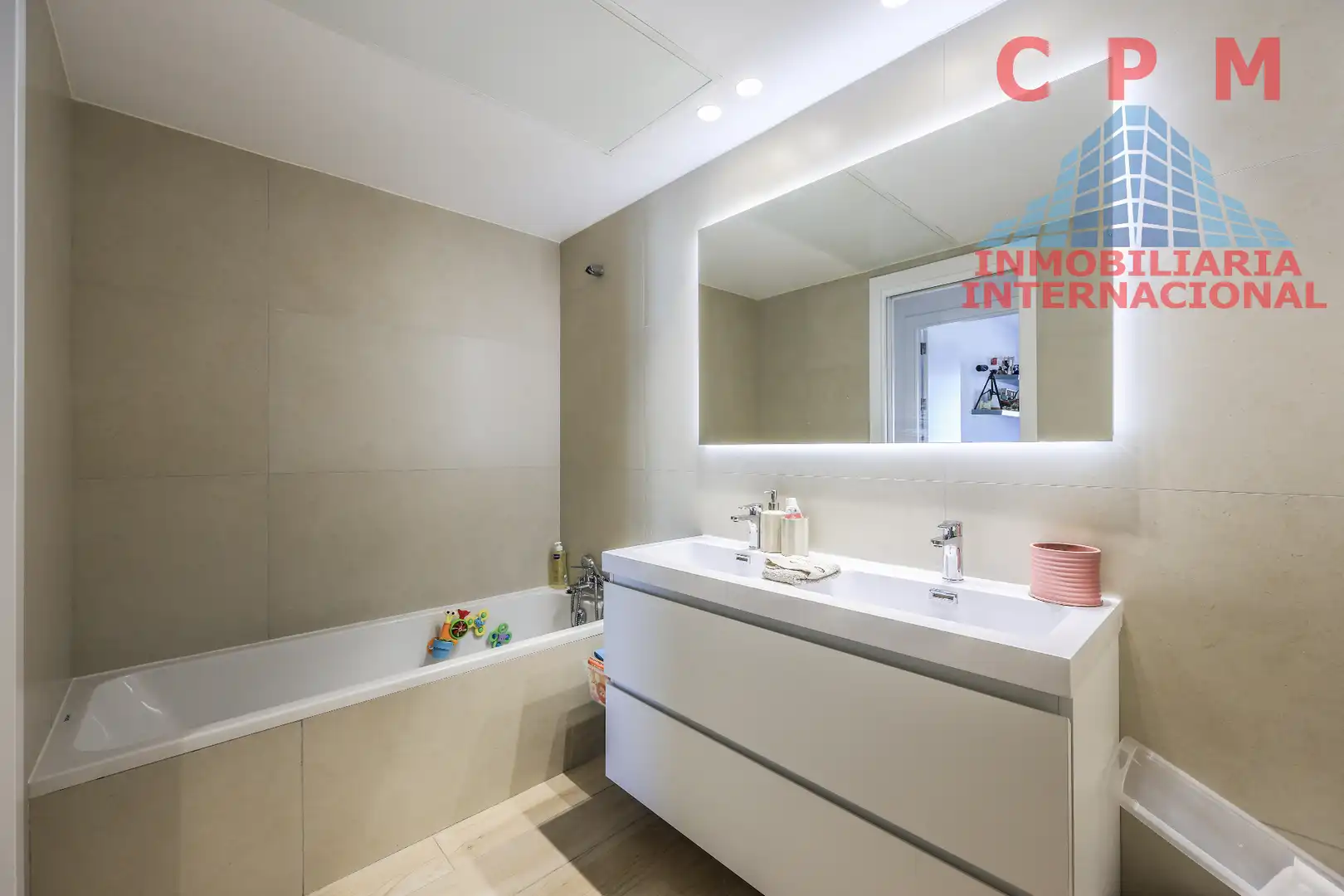 Bathroom of Flat for rent in La Moraleja  with Air Conditioner, Heating and Private garden