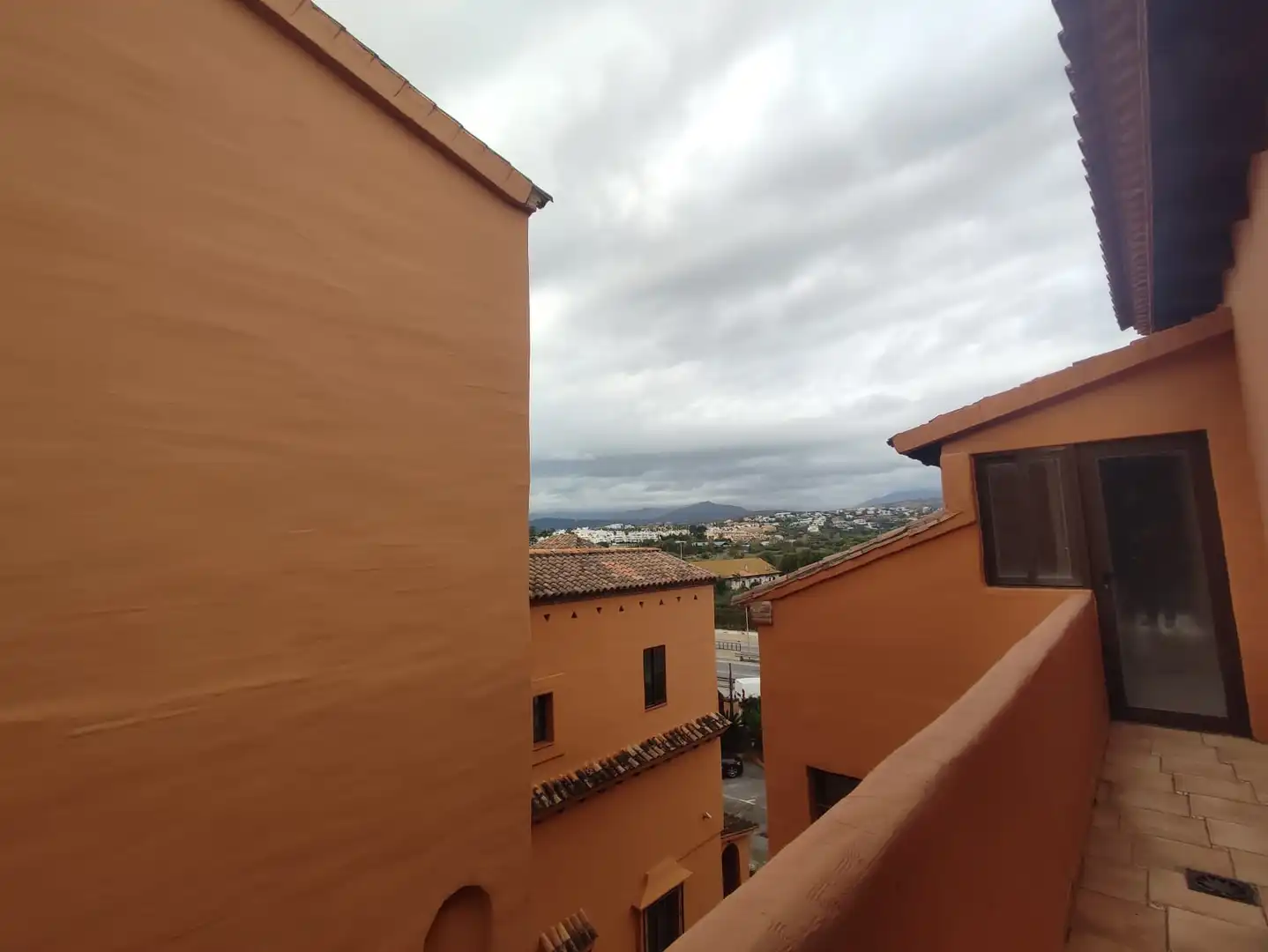 Außenansicht von Dachboden zum Verkauf in Estepona mit Terrasse und Schwimmbad