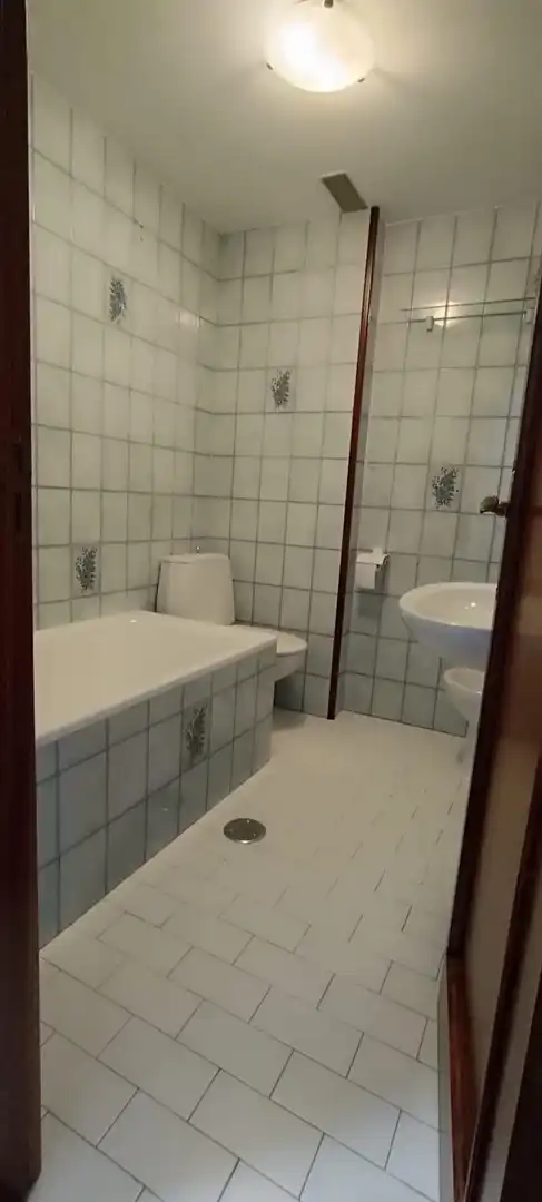 Baño de Piso de alquiler en A Coruña Capital  con Calefacción y Parquet