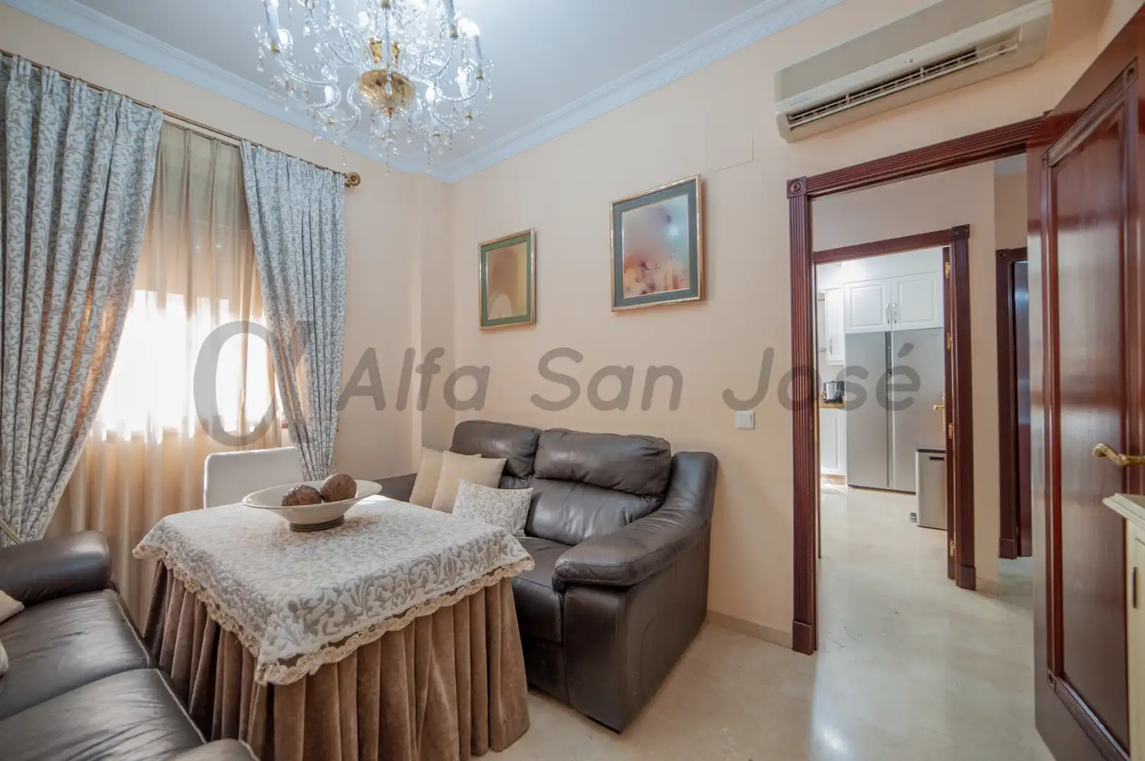 Sala d'estar de Casa adosada en venda en La Rinconada amb Terrassa, Piscina i Moblat