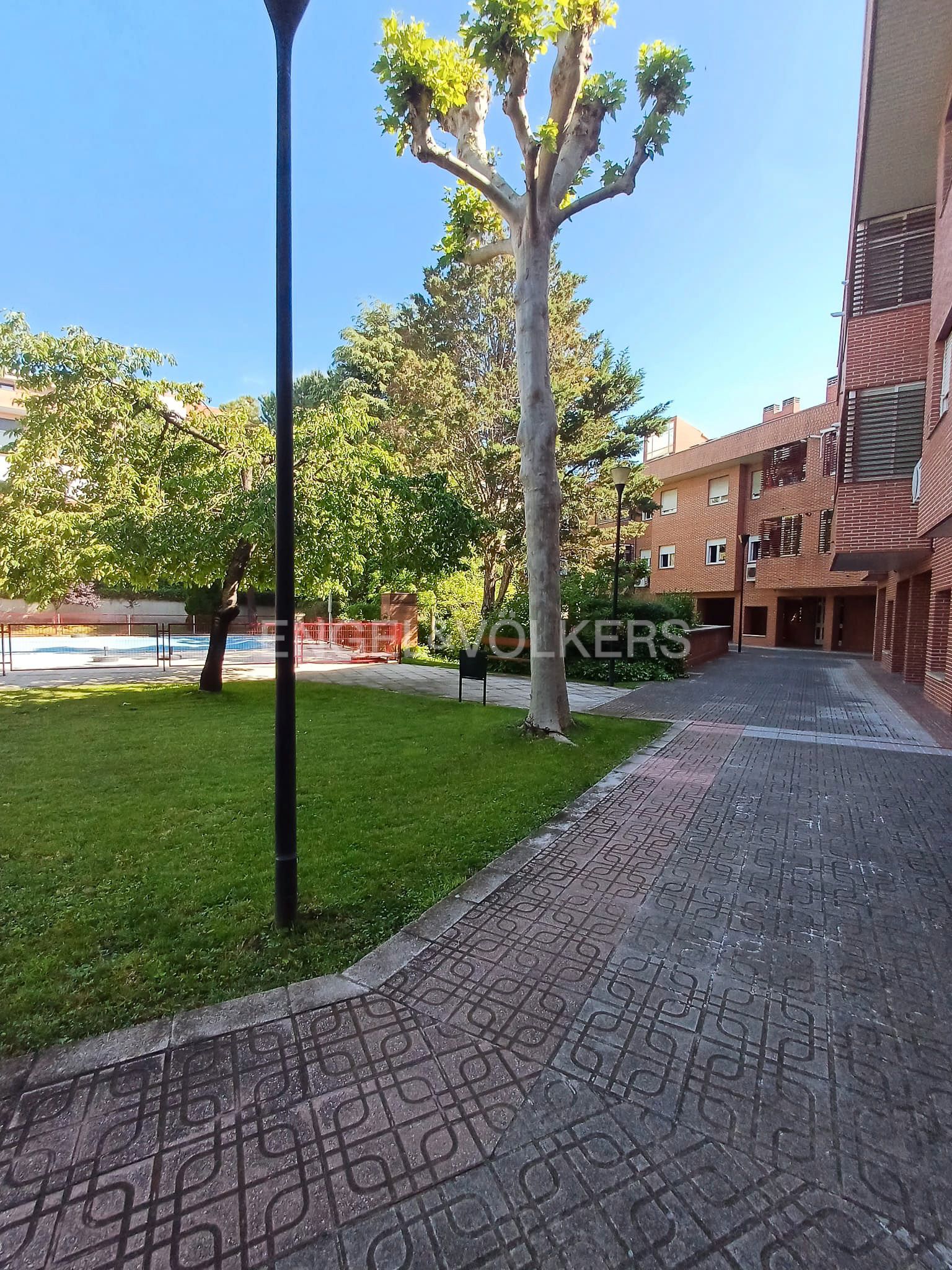 Exterior view of Duplex to rent in  Madrid Capital  with Air Conditioner, Heating and Private garden