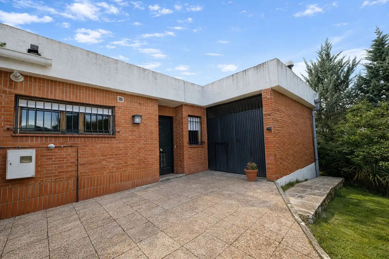 Vista exterior de Casa adosada en venda en Hoyo de Manzanares amb Jardí privat