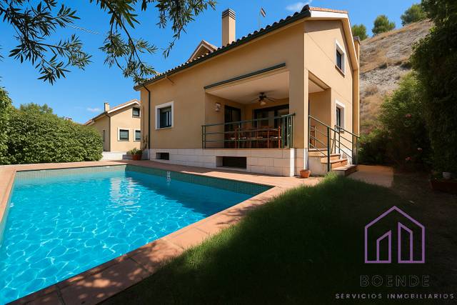 Casa-chalet en Venta en Calle Albert Boadella en Centro