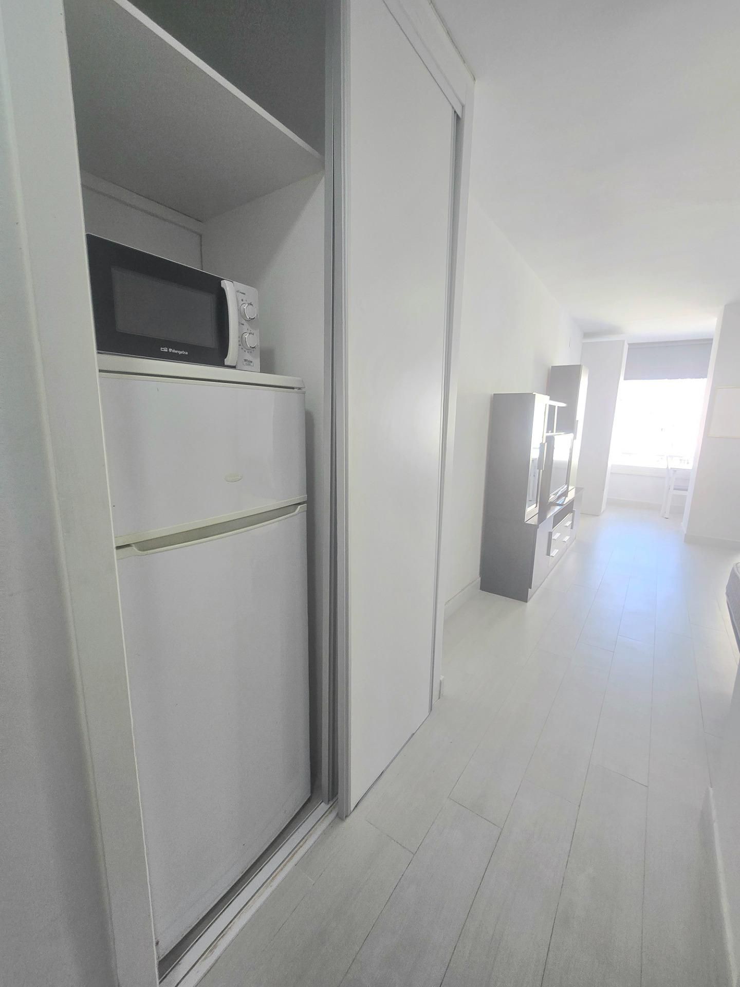 Cuina de Estudi en venda en Torremolinos amb Aire condicionat, Terrassa i Piscina comunitària