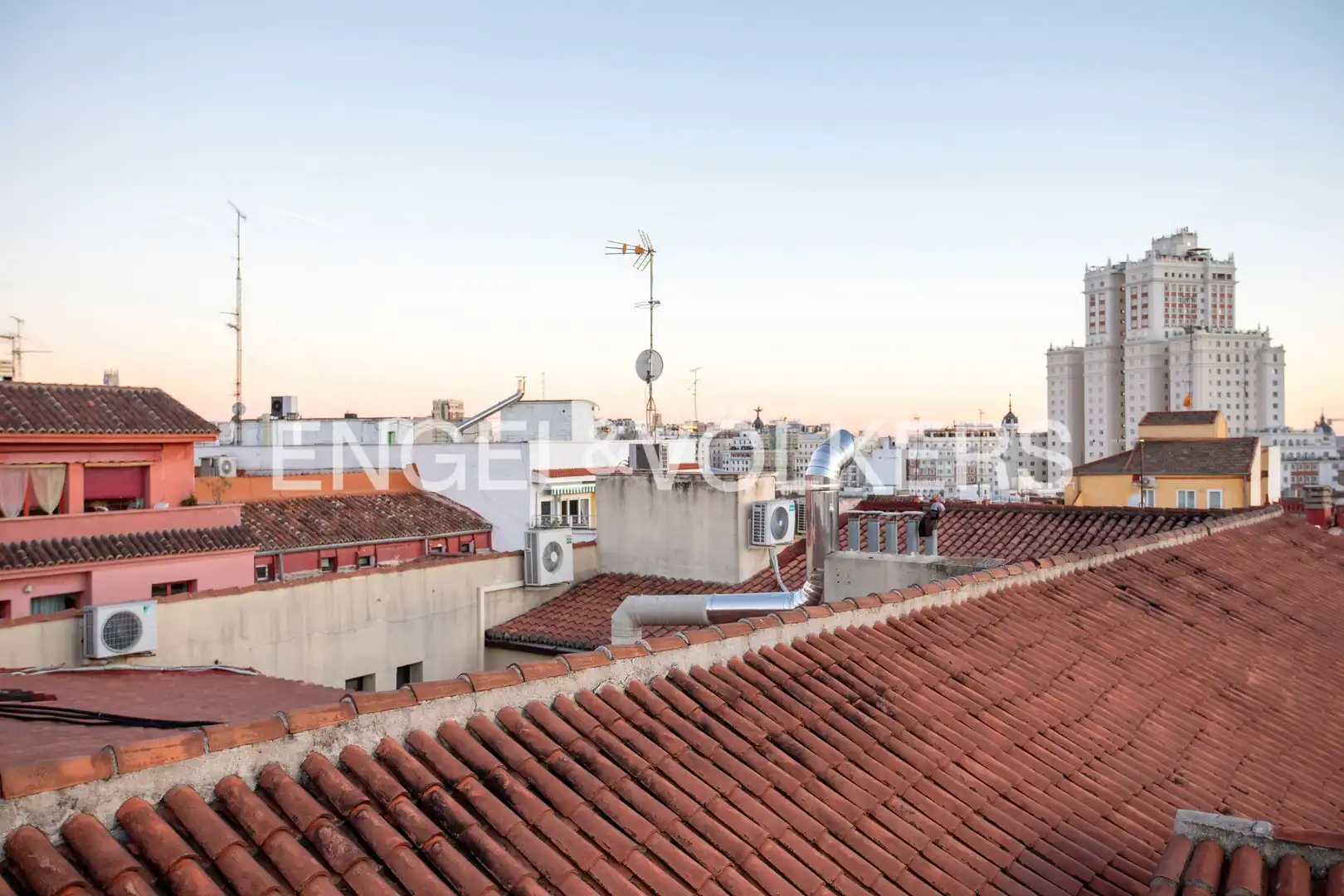 Vista exterior de Àtic en venda en Madrid amb Aire condicionat, Calefacció i Terrassa