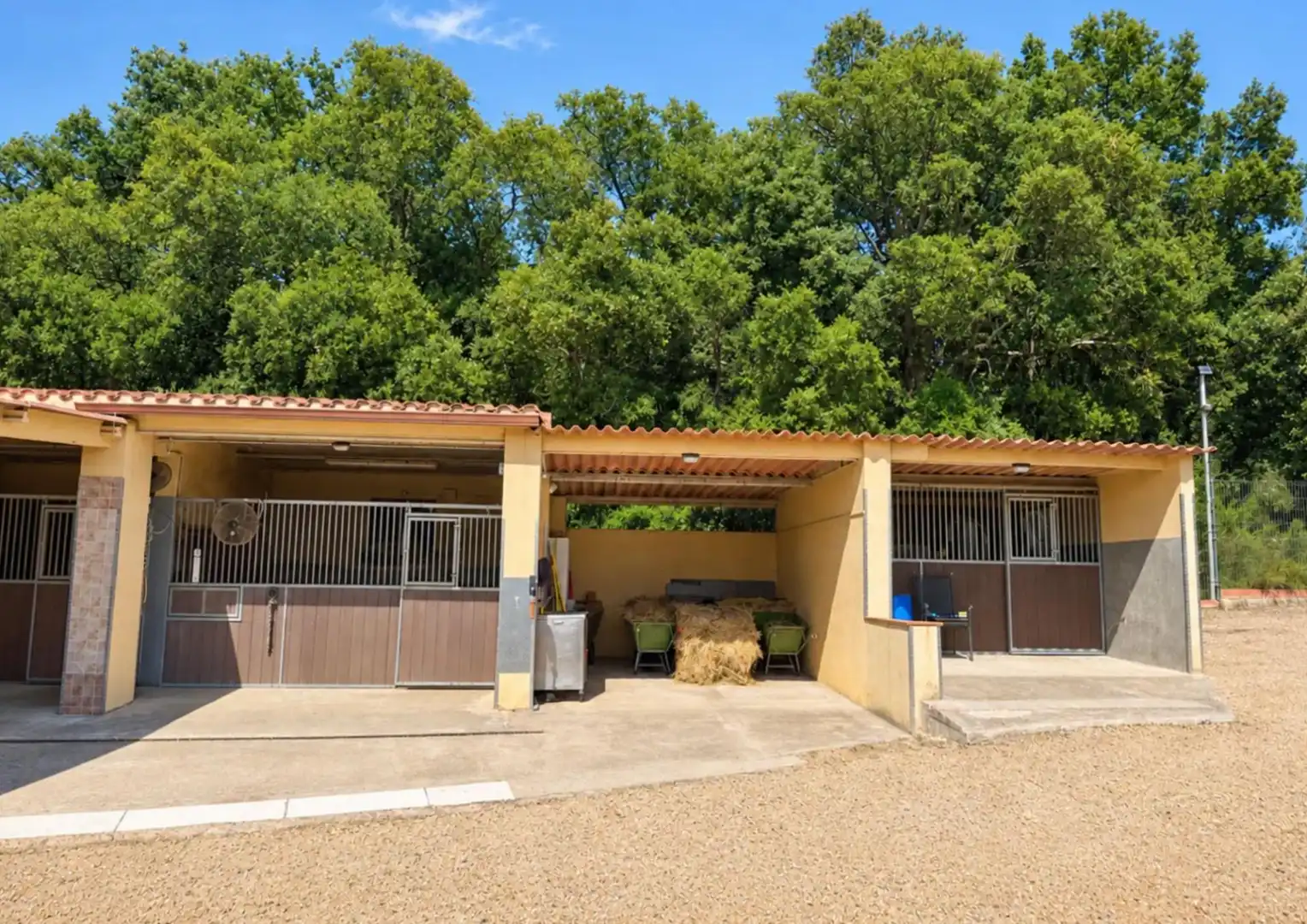 Aparcament de Finca rústica en venda en Vilobí d'Onyar amb Jardí privat, Terrassa i Piscina