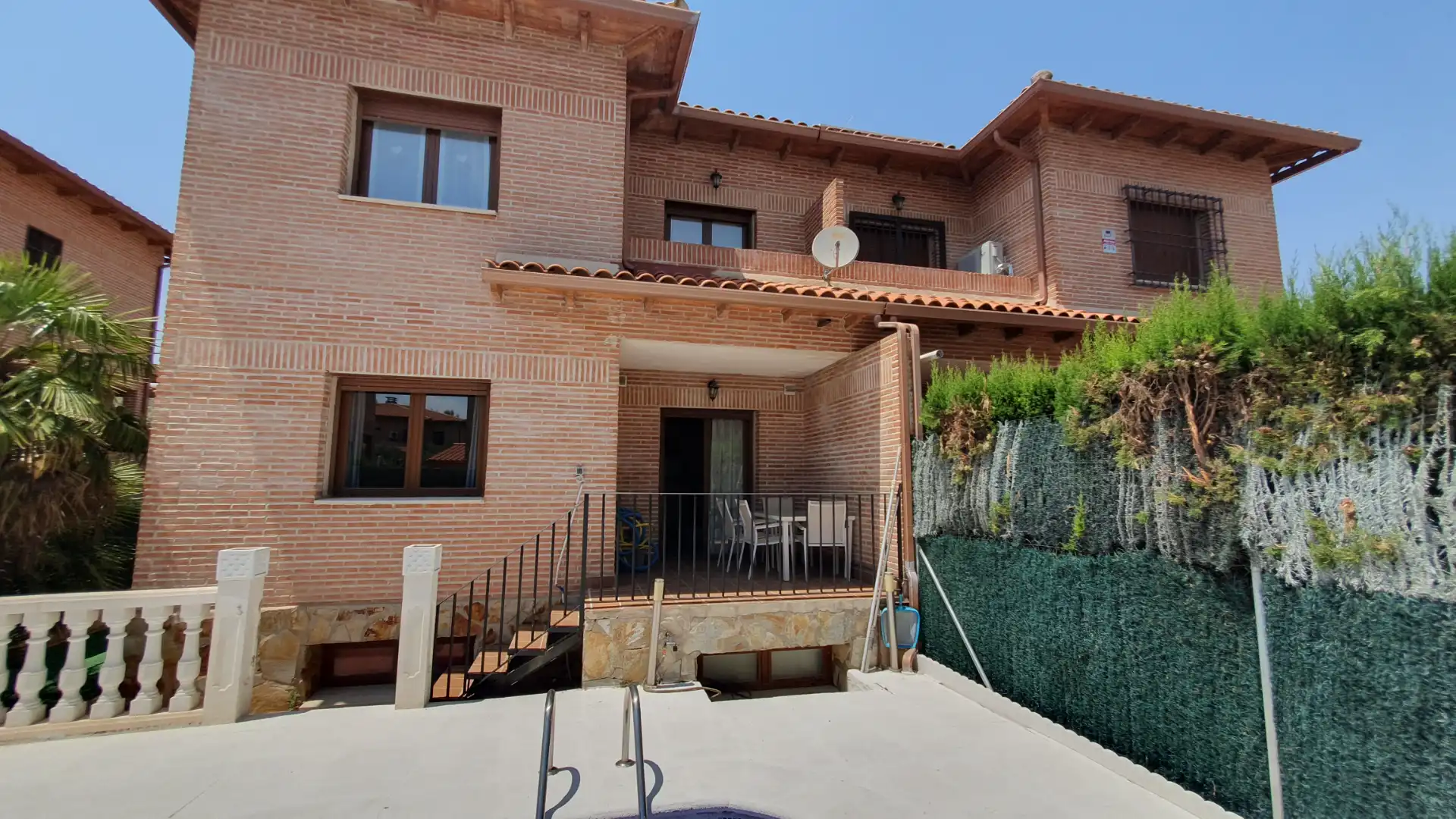 Vista exterior de Casa adosada en venda en Olías del Rey amb Aire condicionat, Calefacció i Jardí privat
